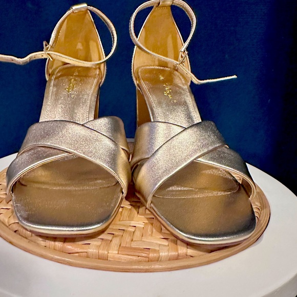 Lilly Pulitzer “Kendall” Gold Ankle Strap Heels SZ 7 - Picture 3 of 9